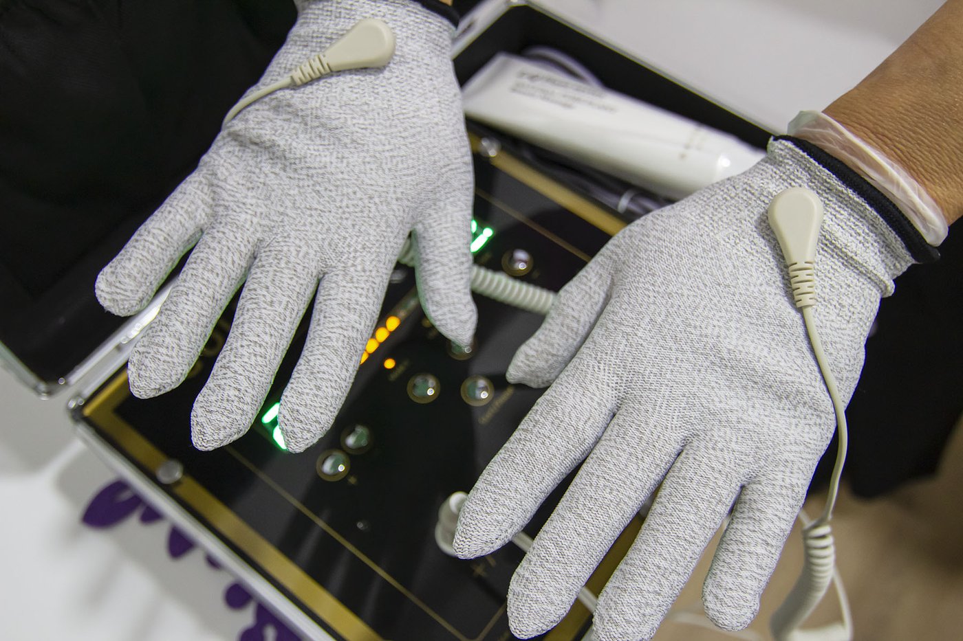 Rukavice Golden Gloves povezane s kontrolnom jedinicom uređaja